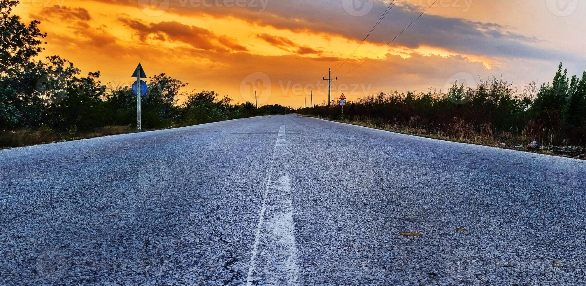 Konzept Schuss von das Straße im das ländlich Dorf. dramatisch Sonnenuntergang. Natur foto