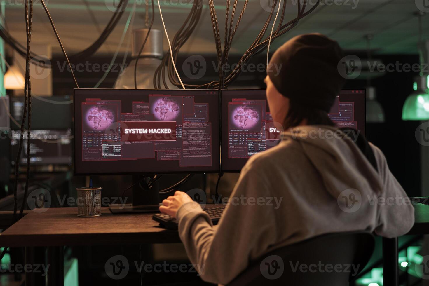 Verschlüsselung Spezialist suchen beim warnen Botschaft zu hacken System, versuchen zu brechen in Computer Server und Datenbank. männlich Dieb Pflanzen Trojaner Virus zu erstellen Malware, hacken Netzwerk. foto
