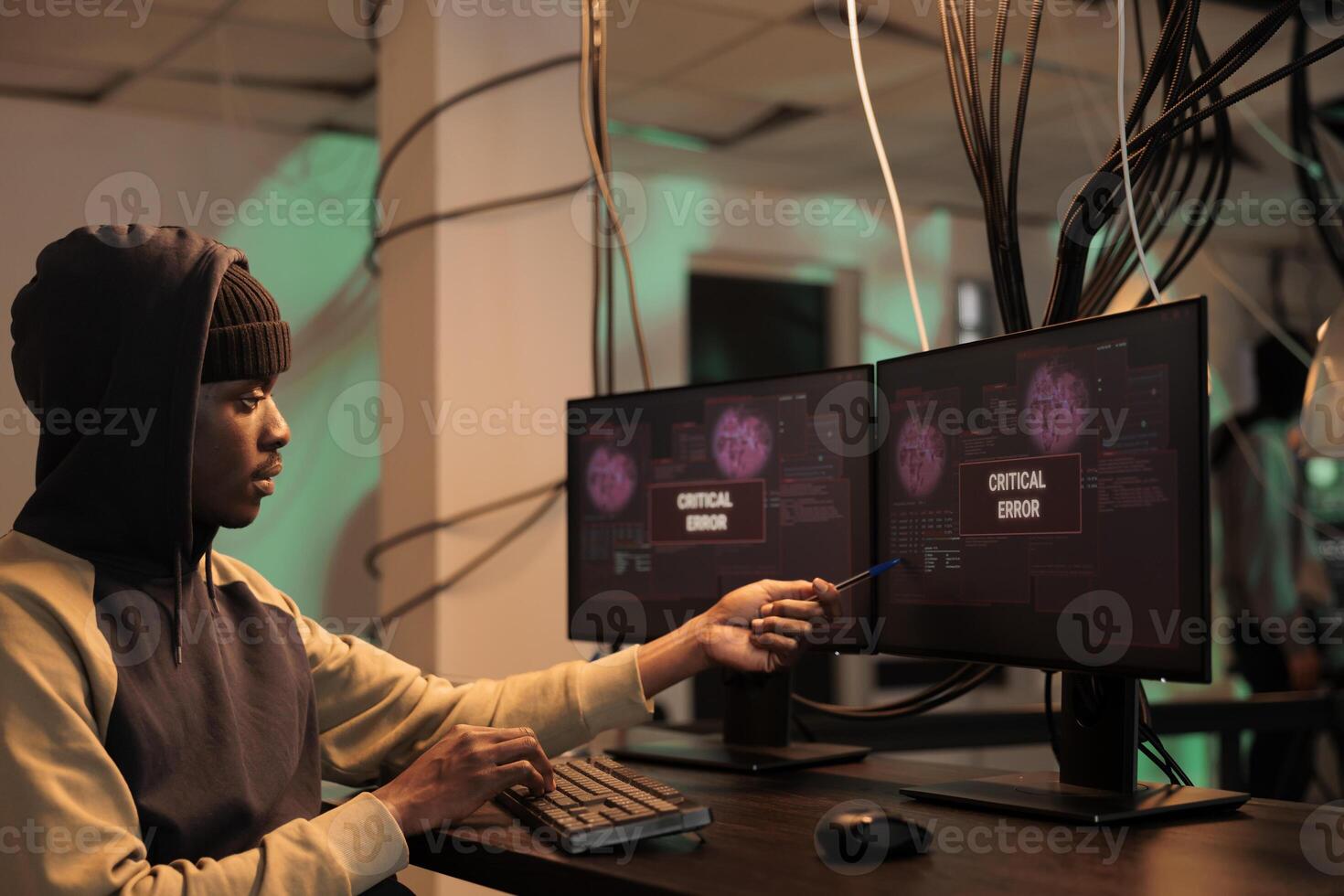 afrikanisch amerikanisch Spion versuchen zu Zugriff Regierung Netzwerk nach lösen Warnung Botschaft auf überwacht. männlich Hacker stehlen Daten zum Ransomware, brechen in Computer System beim Nacht. foto