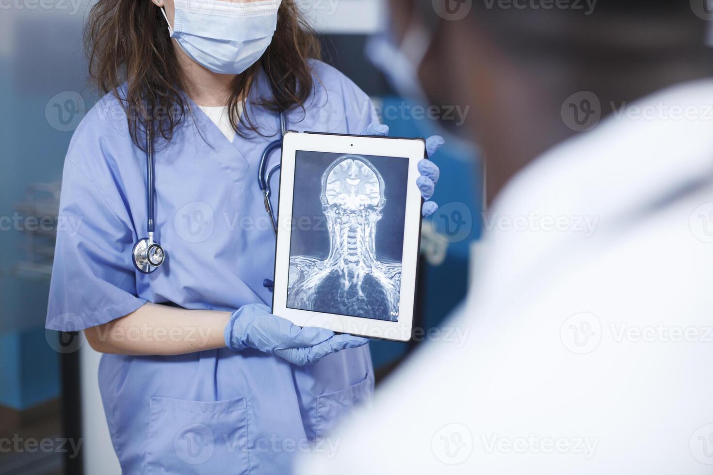 Arzt Analysen medizinisch Ergebnisse zum Patienten im ein Büro. Prüfung das Ergebnisse mit ein Digital Tablette und ein Bildschirm Anzeigen ein Schädel Scan. Szene vermittelt Professionalität und Sachverstand im Neurologie. foto