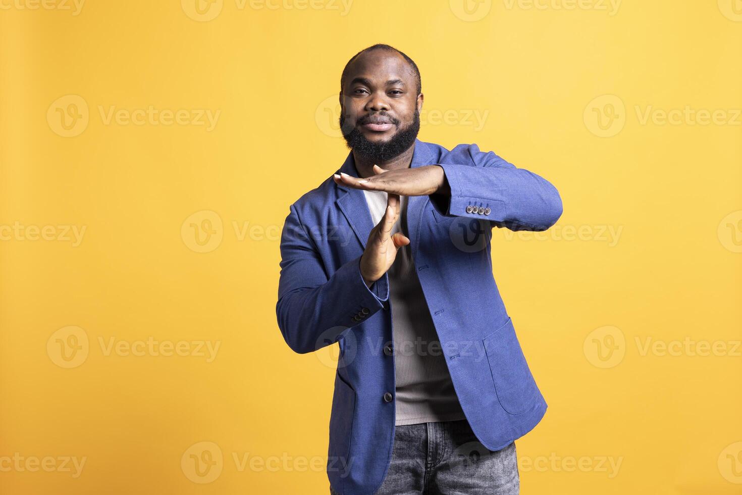 Porträt von lächelnd afrikanisch amerikanisch Mann fragen zum Auszeit, tun Hand Gesten. bipoc Person tun Pause Zeichen gestikulieren, wünsche zum brechen, isoliert Über Studio Hintergrund foto