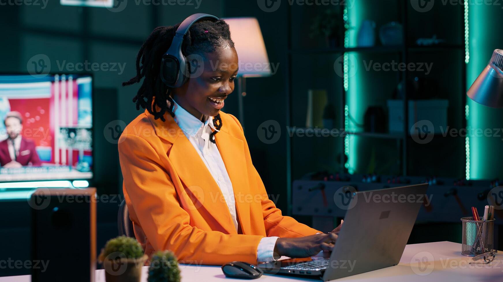 afrikanisch amerikanisch Mädchen jammen auf Musik- und Schreiben Berichte zum ihr Finale Junggeselle Aufsatz, haben Spaß mit Lieder auf Headset. Schüler vorbereiten zum Prüfungen mit Klasse Anmerkungen und Materialien. Kamera a. foto