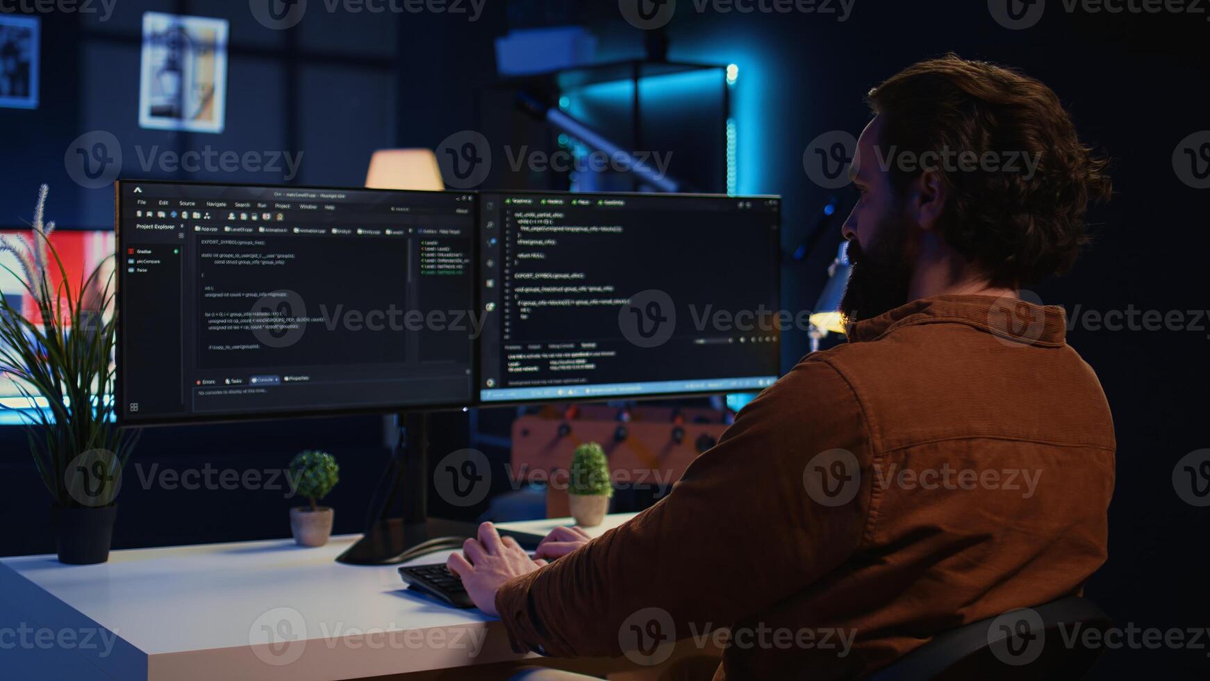 Entwickler ankommen im Wohnung Büro mit Kaffee Becher im Hand, bereit zu Start Codierung auf Computer. es Spezialist beginnt Telearbeit Job Schicht, halten Tasse von Tee, Upgrade durchführen Unternehmen Software, Kamera b foto