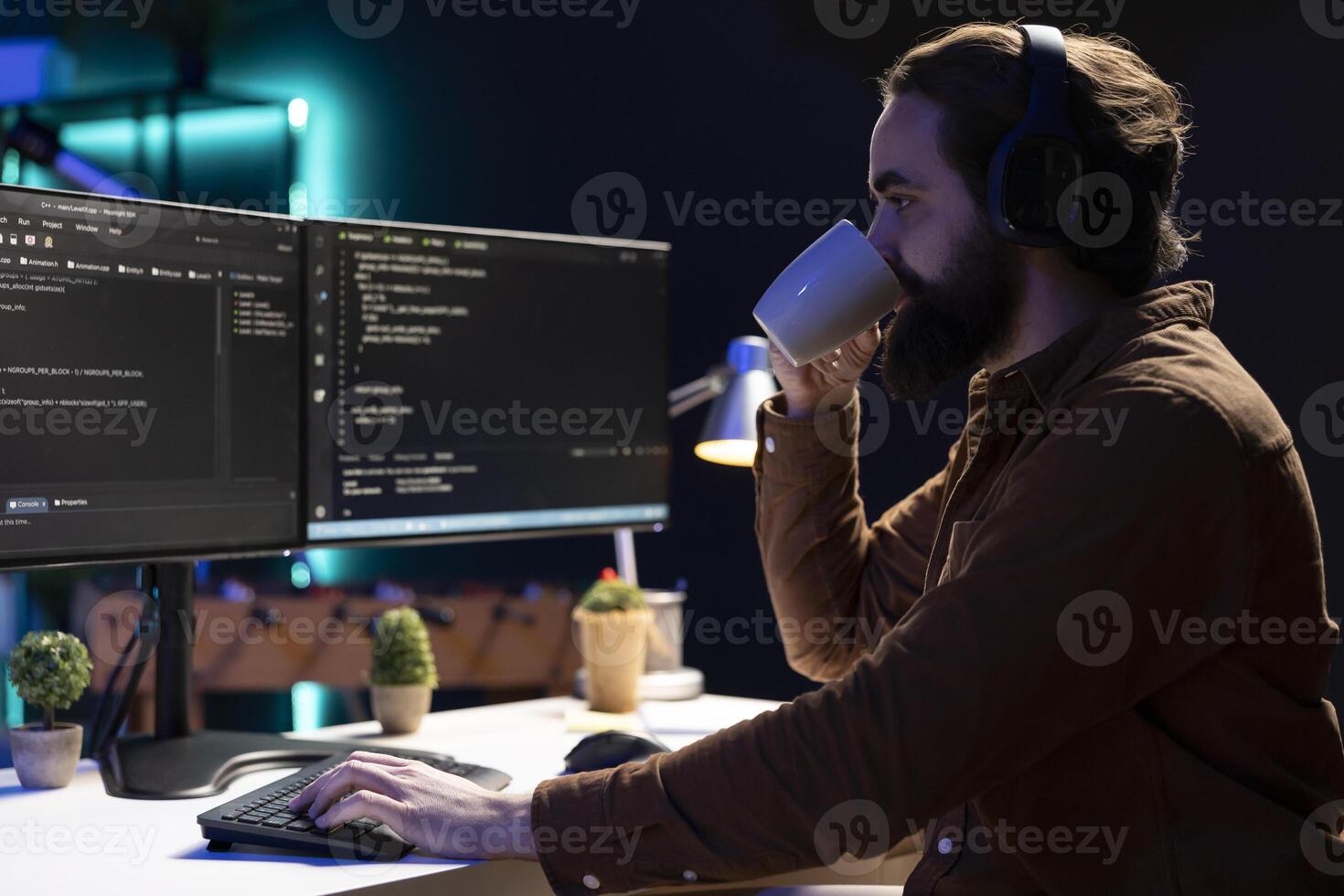 Internet-Sicherheit Spezialist Trinken Kaffee während suchen zum Unternehmen Sicherheit Schwachstellen und verhindern Malware Infektionen. Programmierer genießen heiß Getränk während Installation befestigt Code auf pc foto