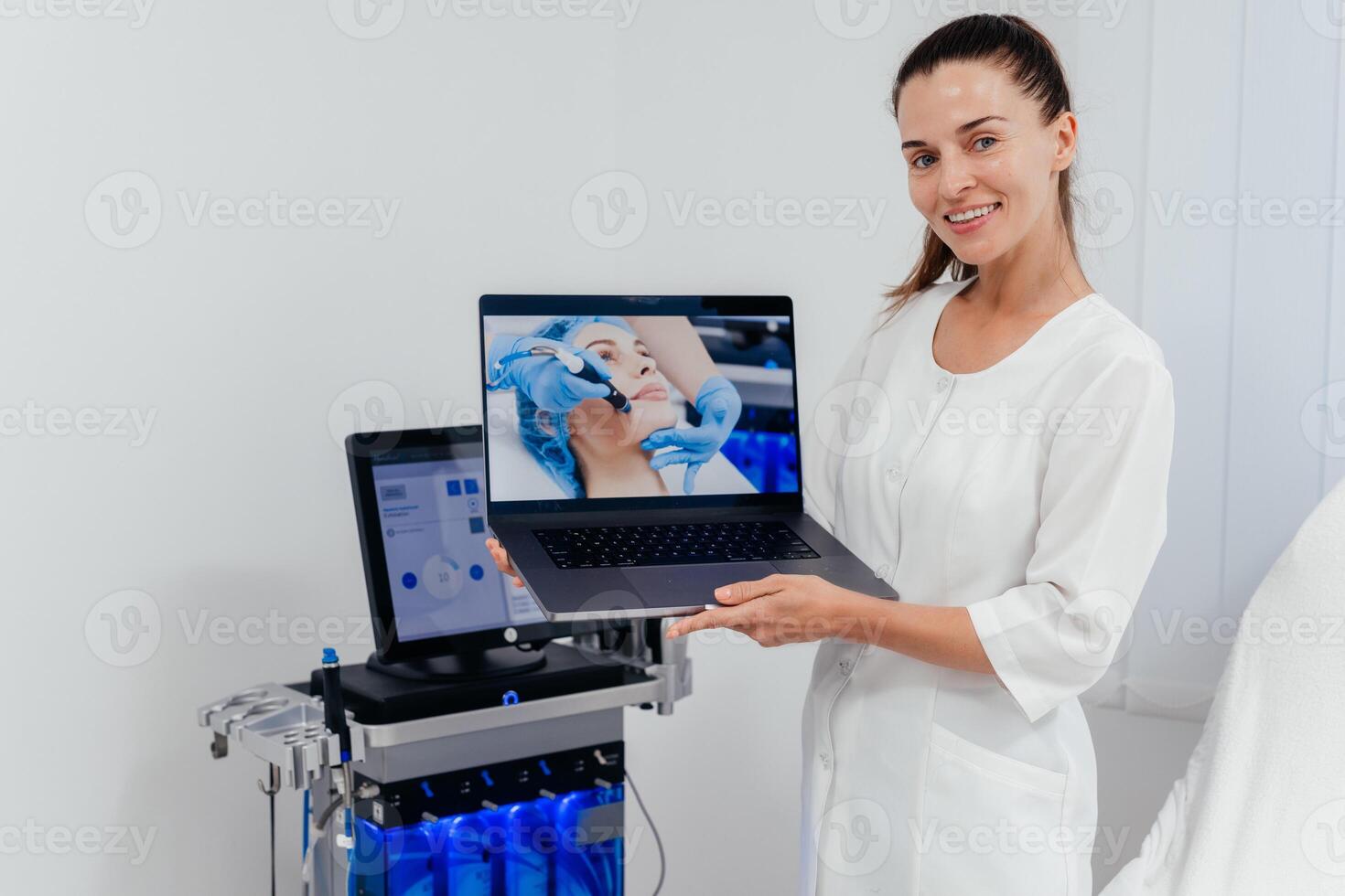 Gesichts- Haut Pflege Maschine im Spa Klinik zum Antialterung oder Akne Behandlung. das Konzept von ästhetisch Medizin, Schönheit Werkzeug, neueste Technologien im Schönheit Industrie foto