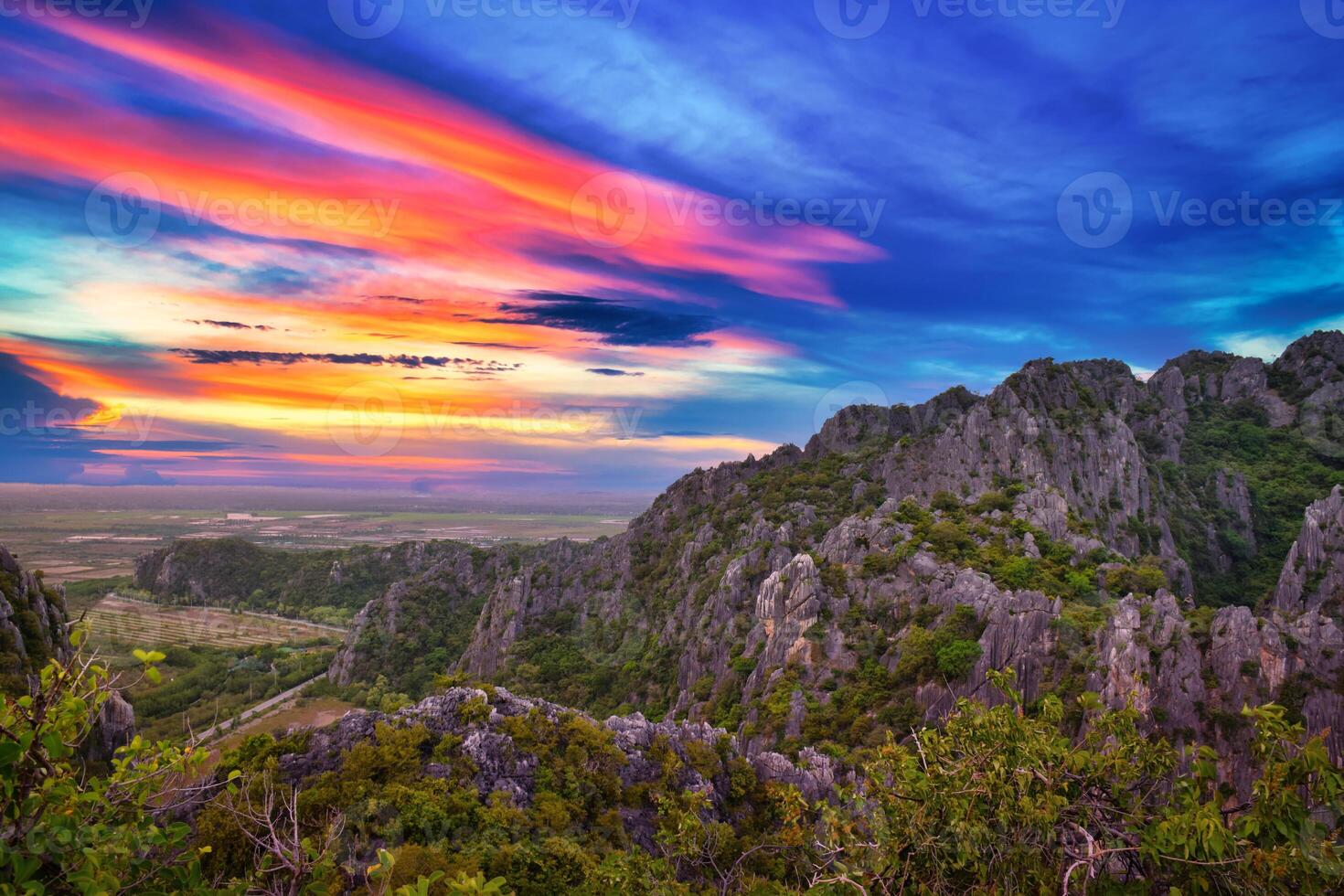 schön Kalkstein Berg und Wald beim Sonnenuntergang im Landschaft, Thailand. foto