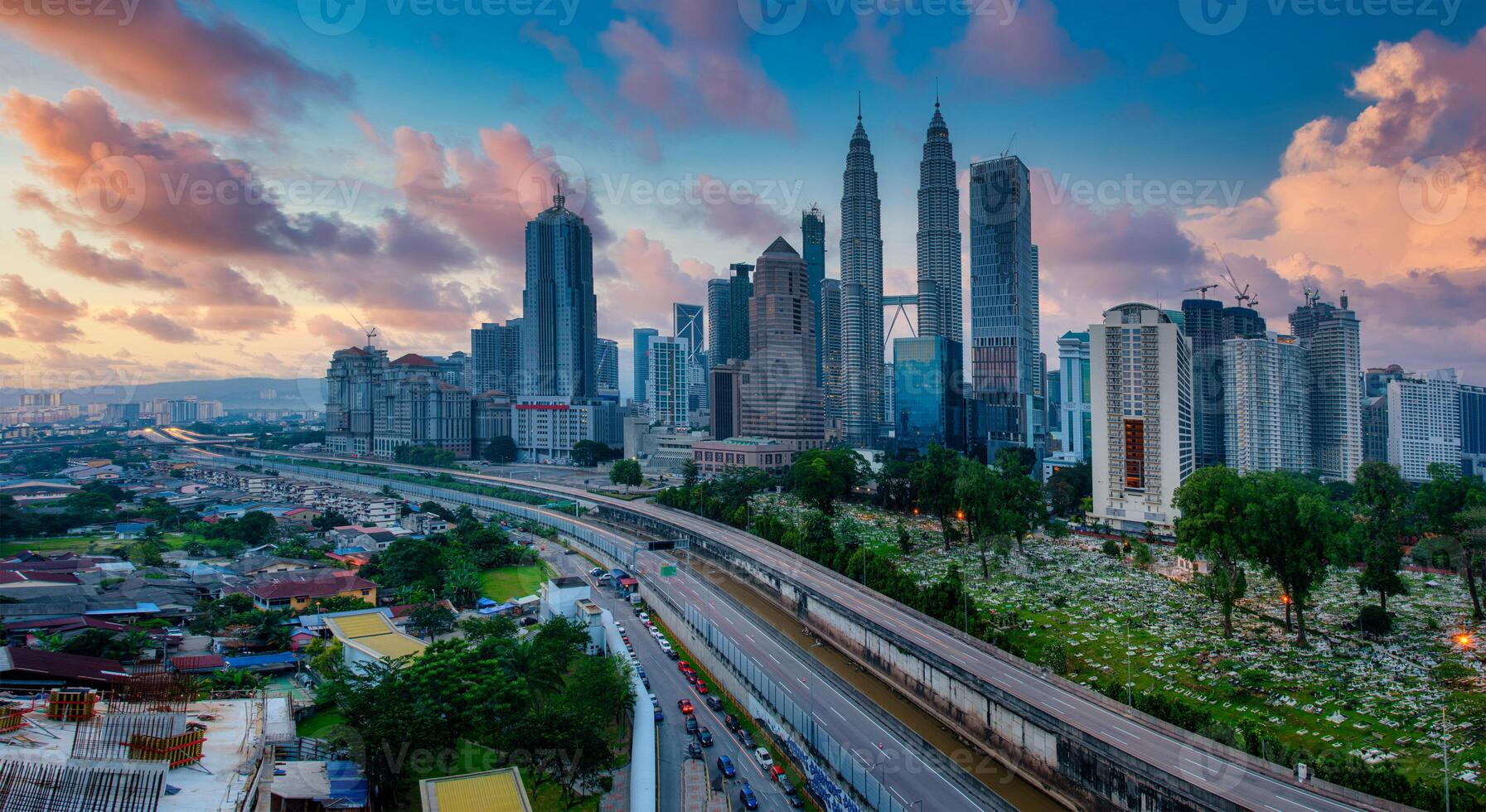 Stadtbild von kuala lumpur Stadt Horizont beim Sonnenaufgang im Malaysia. foto