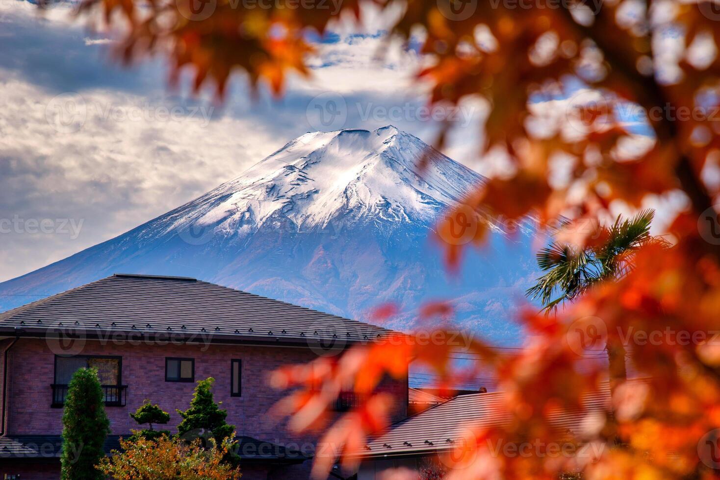 mt. Fuji hinter Haus mit Herbst Laub beim Sonnenuntergang im Fujikawaguchiko, Japan. foto