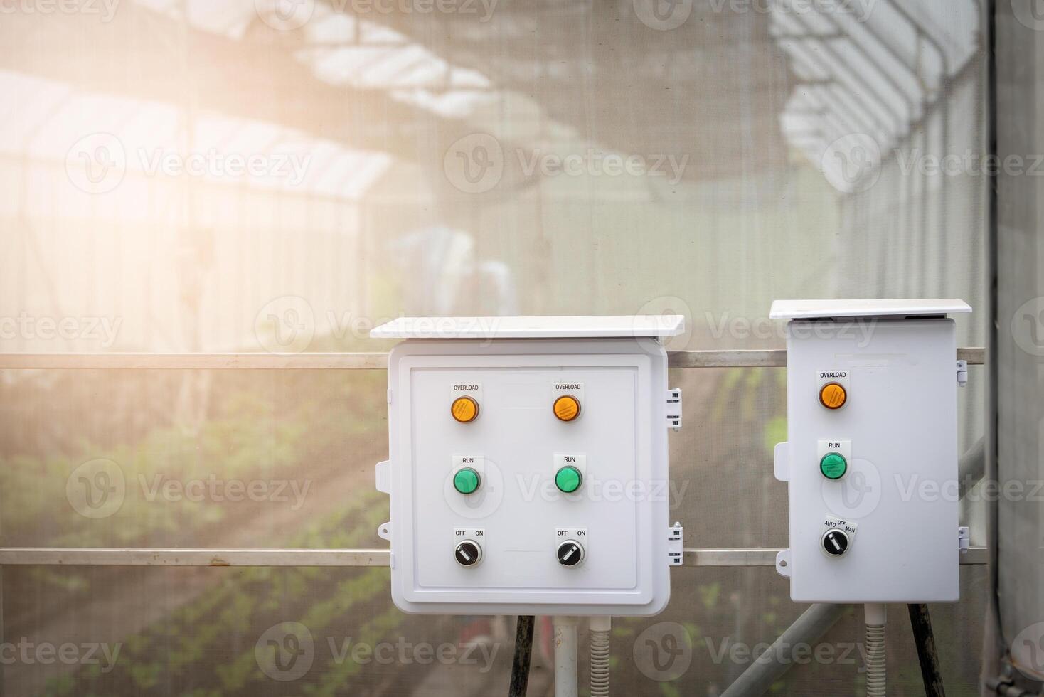 Steuerung Box automatisch Bewässerung Timer im organisch Bauernhof Innerhalb Gewächshaus. foto