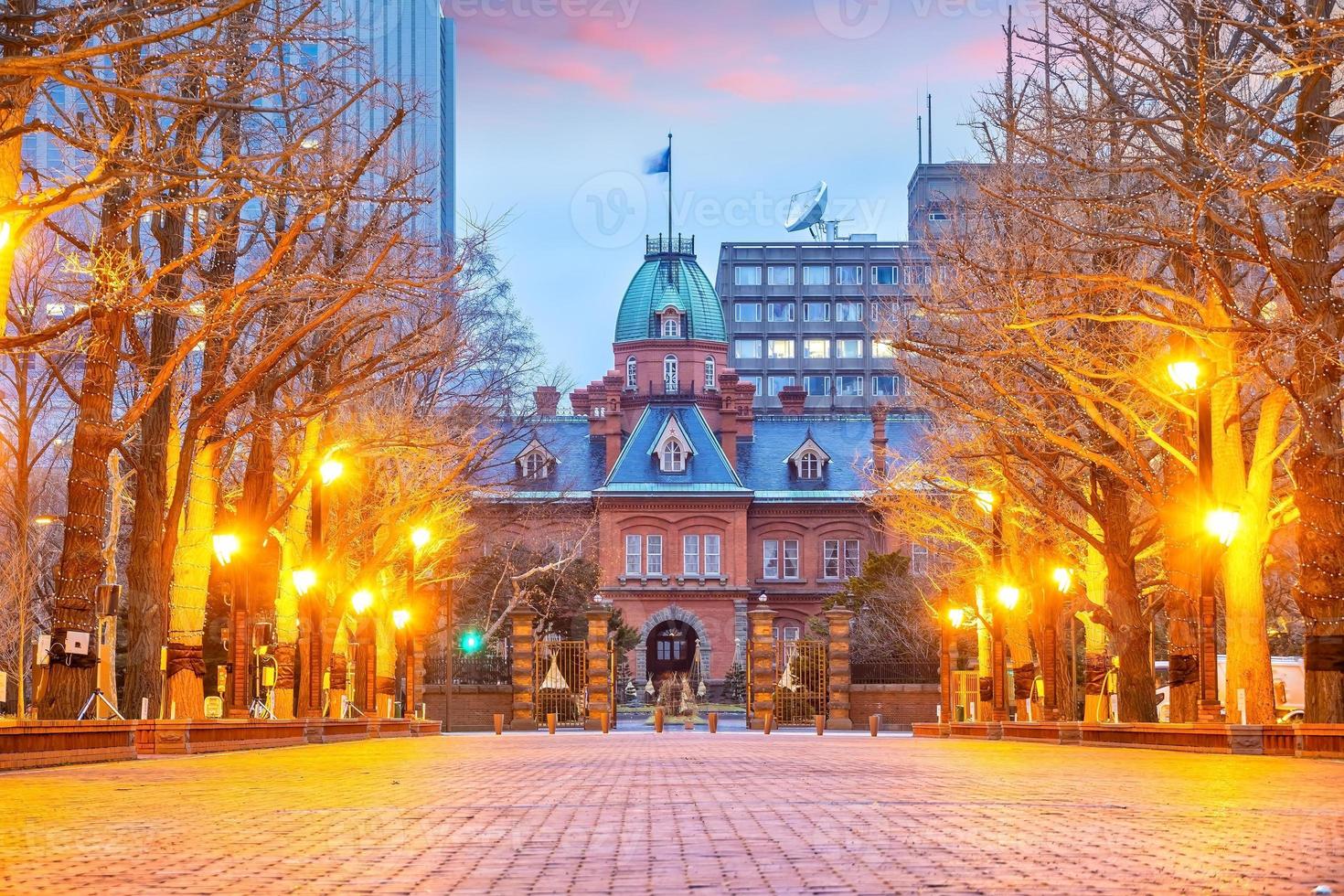 die historischen ehemaligen Hokkaido-Regierungsbüros in der Dämmerung foto