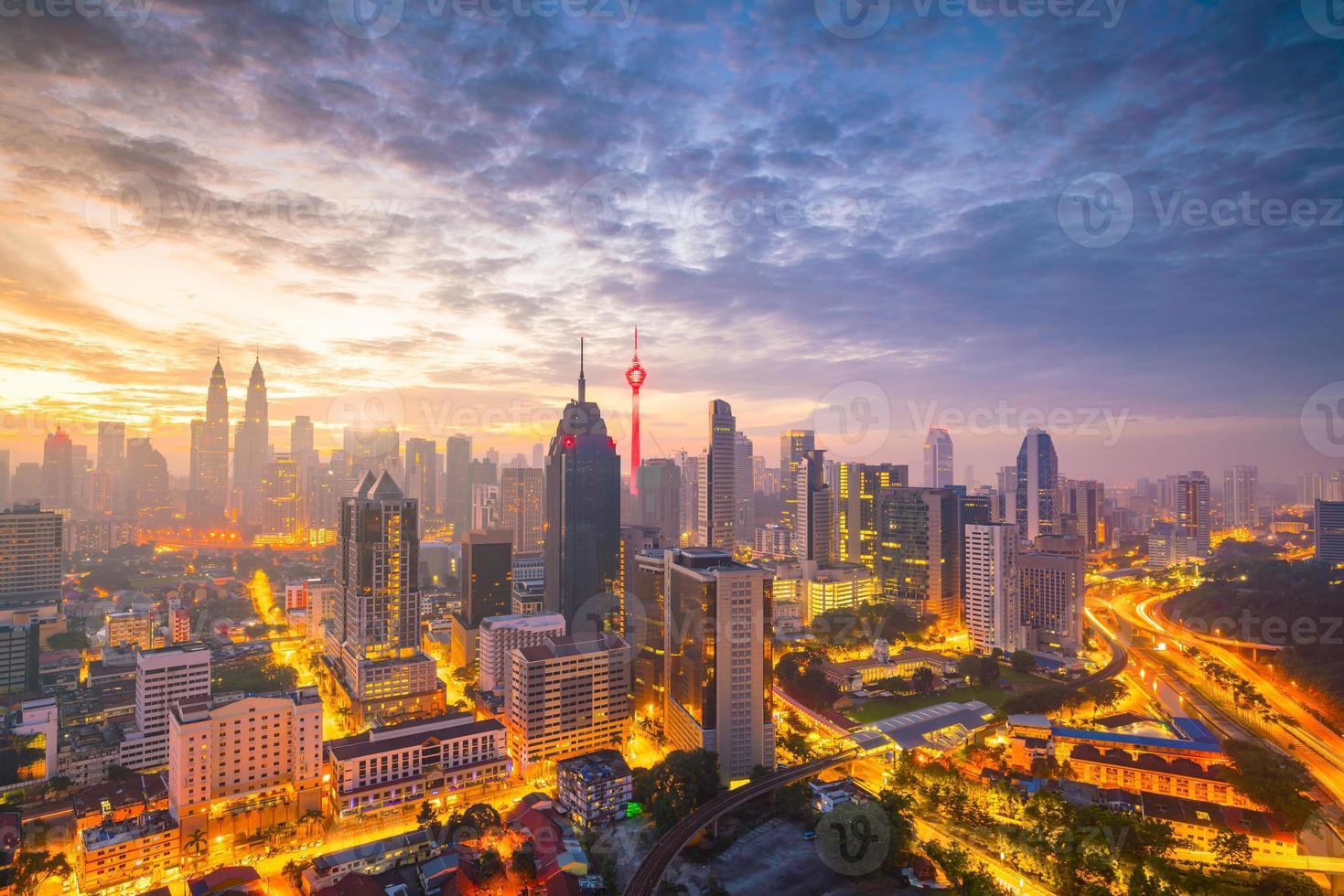 Innenstadt von Kuala Lumpur Skyline in der Dämmerung foto