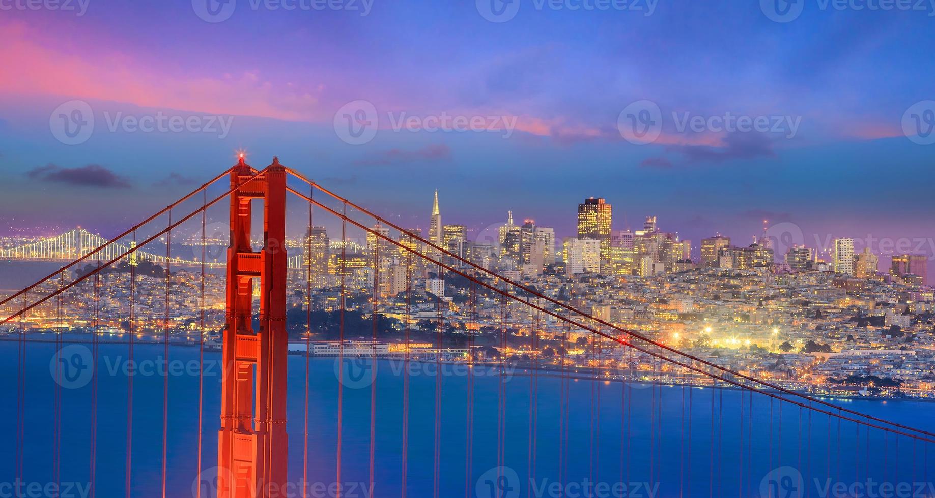 Golden Gate Bridge und Innenstadt von San Francisco foto