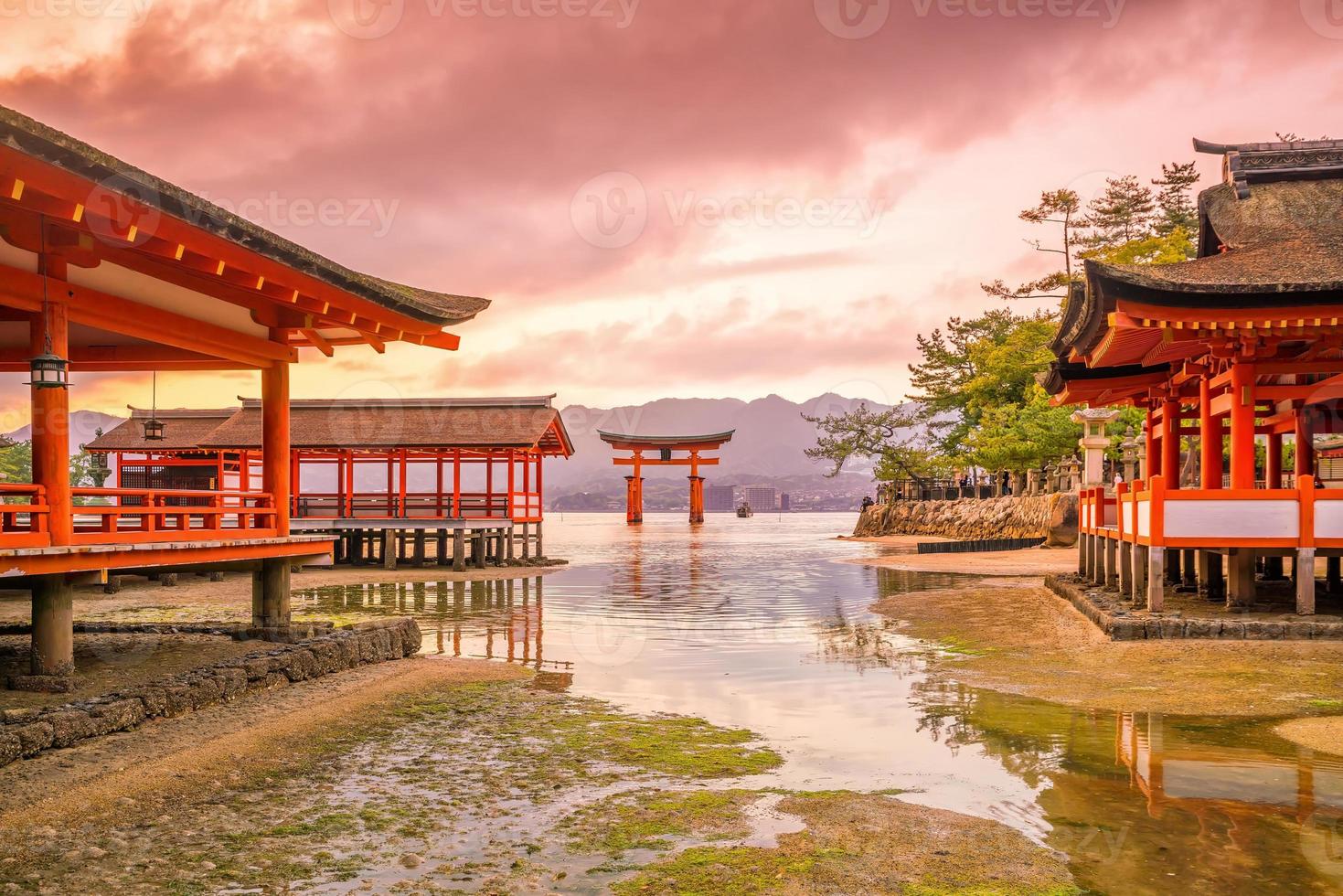 Insel Miyajima, das berühmte schwimmende Torii-Tor foto