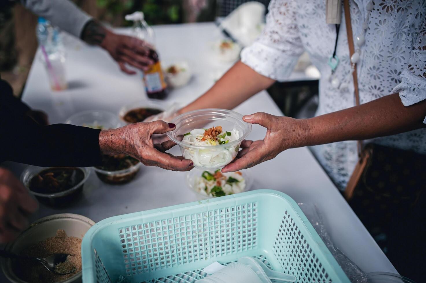 kostenlos Essen zum Arm und obdachlos Personen. Essen Konzept von hoffen foto