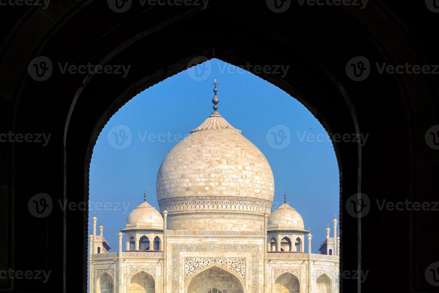 Taj Mahal an einem hellen und klaren Tag foto