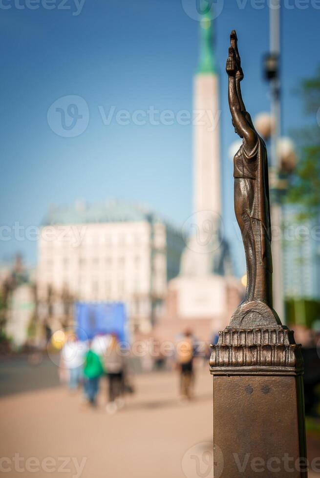 Bronze- Skulptur von Zahl halten angehoben Objekt im alt Stadt, Dorf Riga, Lettland. foto