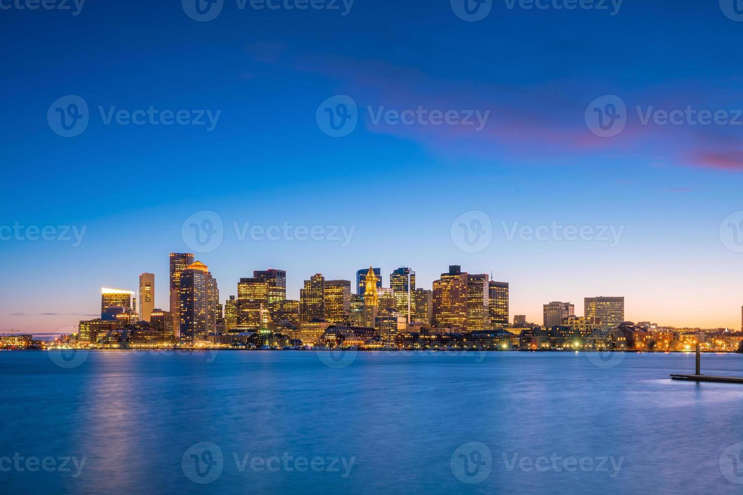 Panoramablick auf die Skyline von Boston mit Wolkenkratzern in der Dämmerung in den Vereinigten Staaten foto
