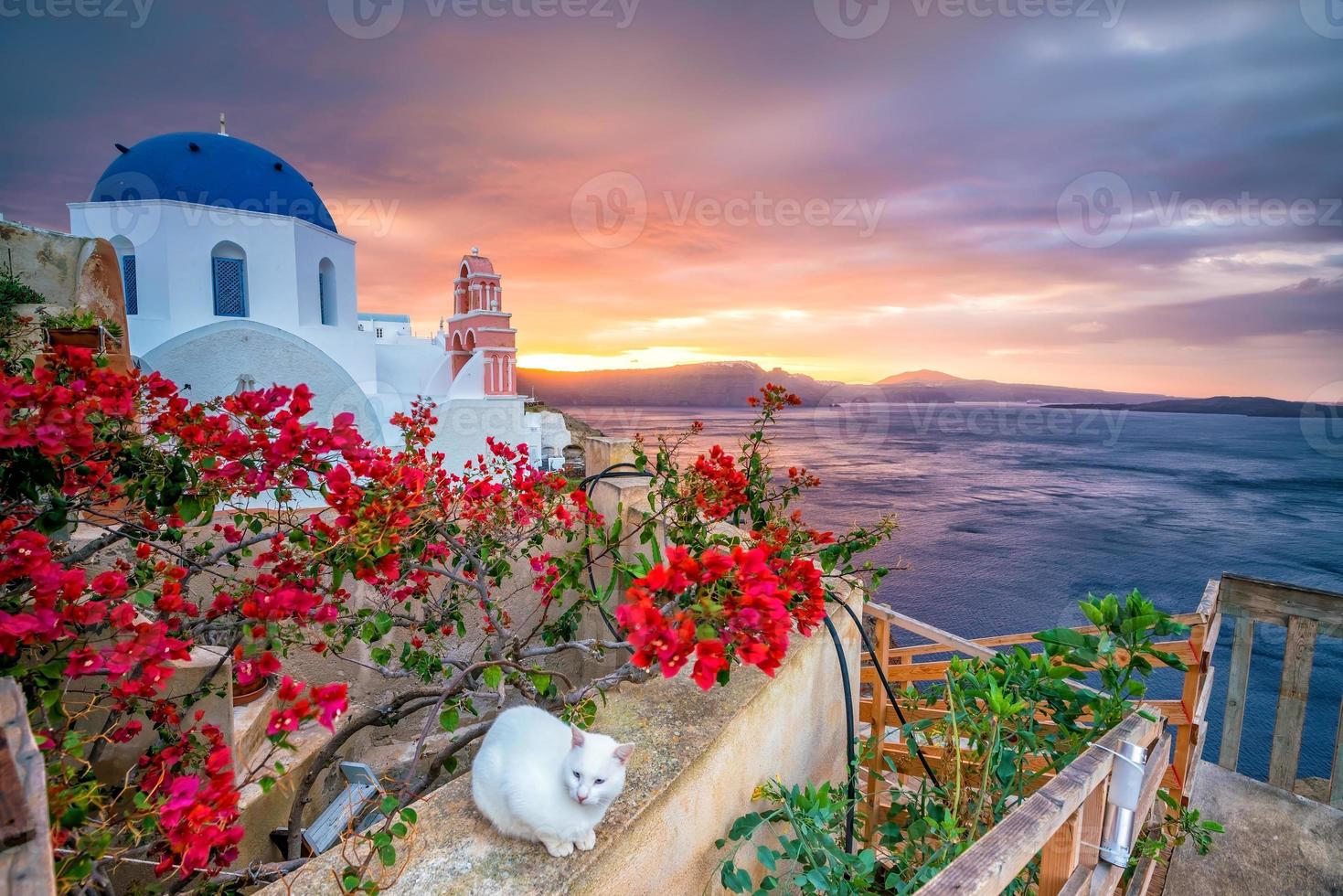 Sonnenuntergang auf der berühmten Stadt Oia, Griechenland, Europa foto