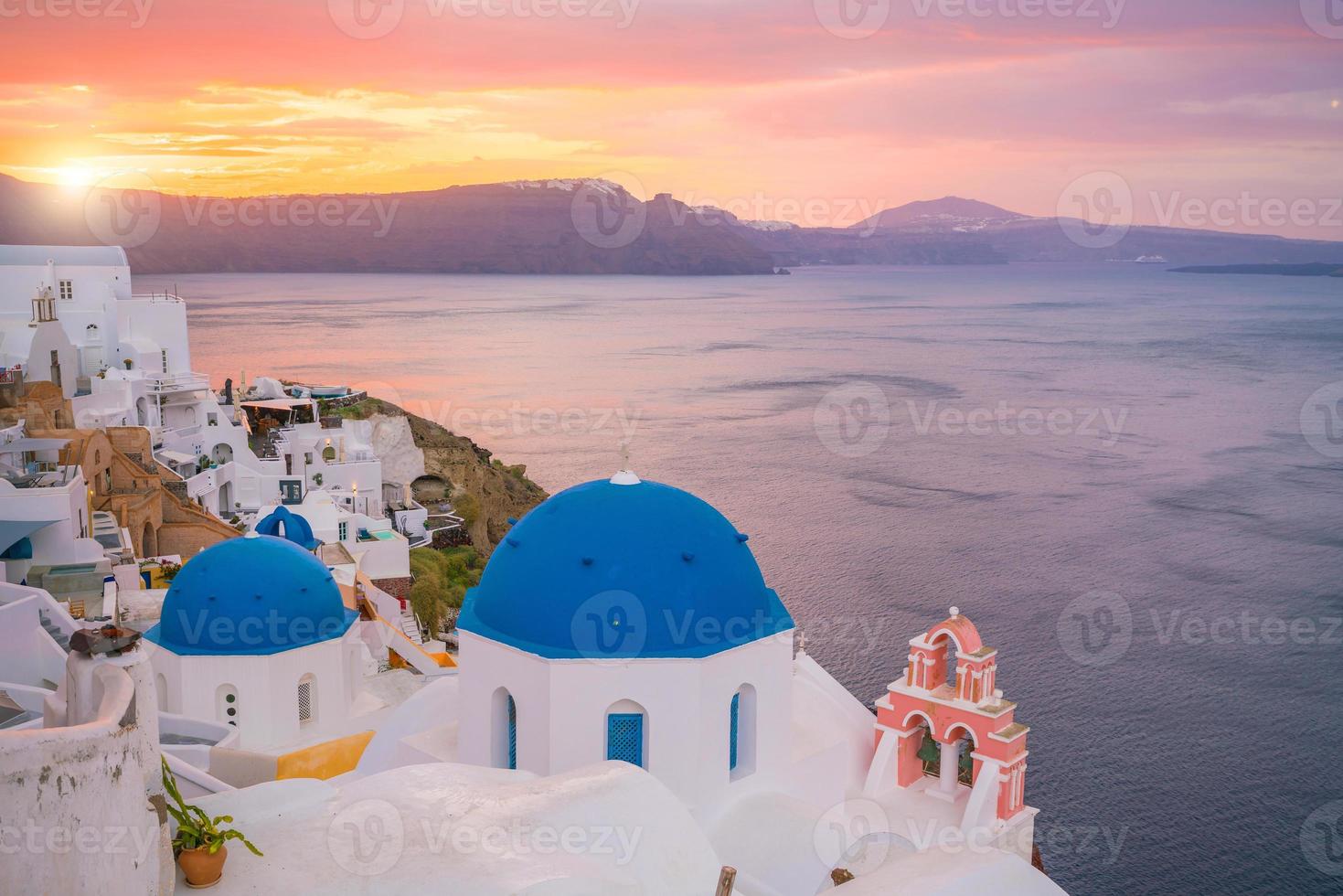 Sonnenuntergang auf der berühmten Stadt Oia, Griechenland, Europa foto