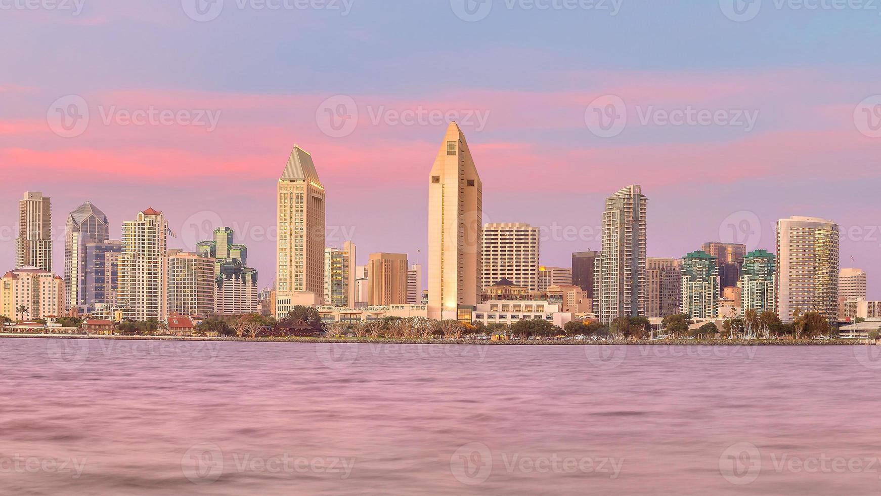 San Diego Skyline bei Sonnenuntergang foto