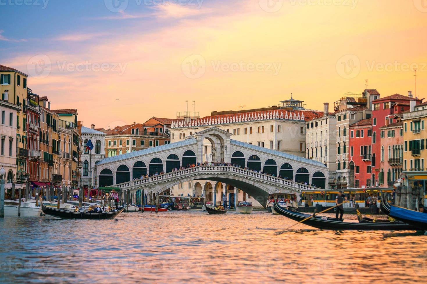 Rialtobrücke in Venedig, Italien foto