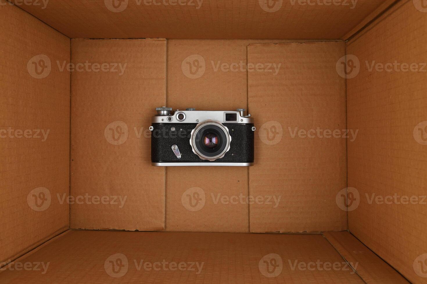 alt retro Kamera beim das Unterseite von das Box foto