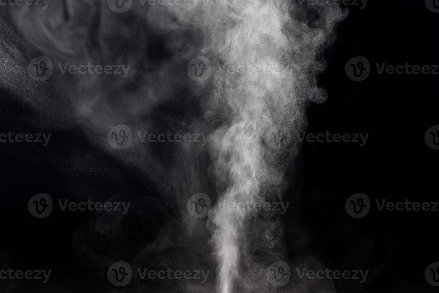 Wasser Dampf auf schwarz Nahansicht. Weiß Wasser Dampf mit sprühen foto
