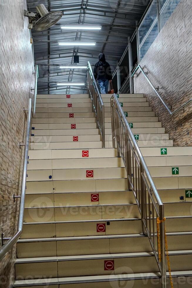 Treppe zu erhalten zu das Zug Bahnhof im zentral Jakarta. foto