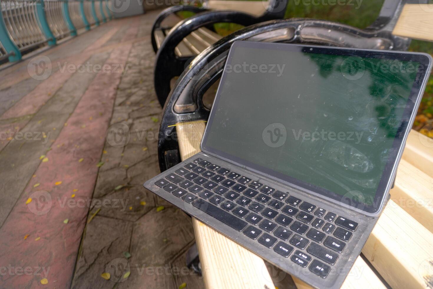 Laptop Tablette mit leer Bildschirm auf Park Bank. foto