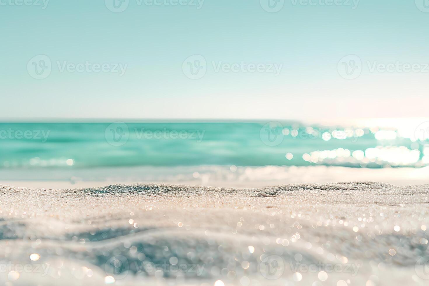 Weiß Sand Strand und verwischt Türkis Wellen und Himmel auf ein Hintergrund. Sommer Meereslandschaft. foto