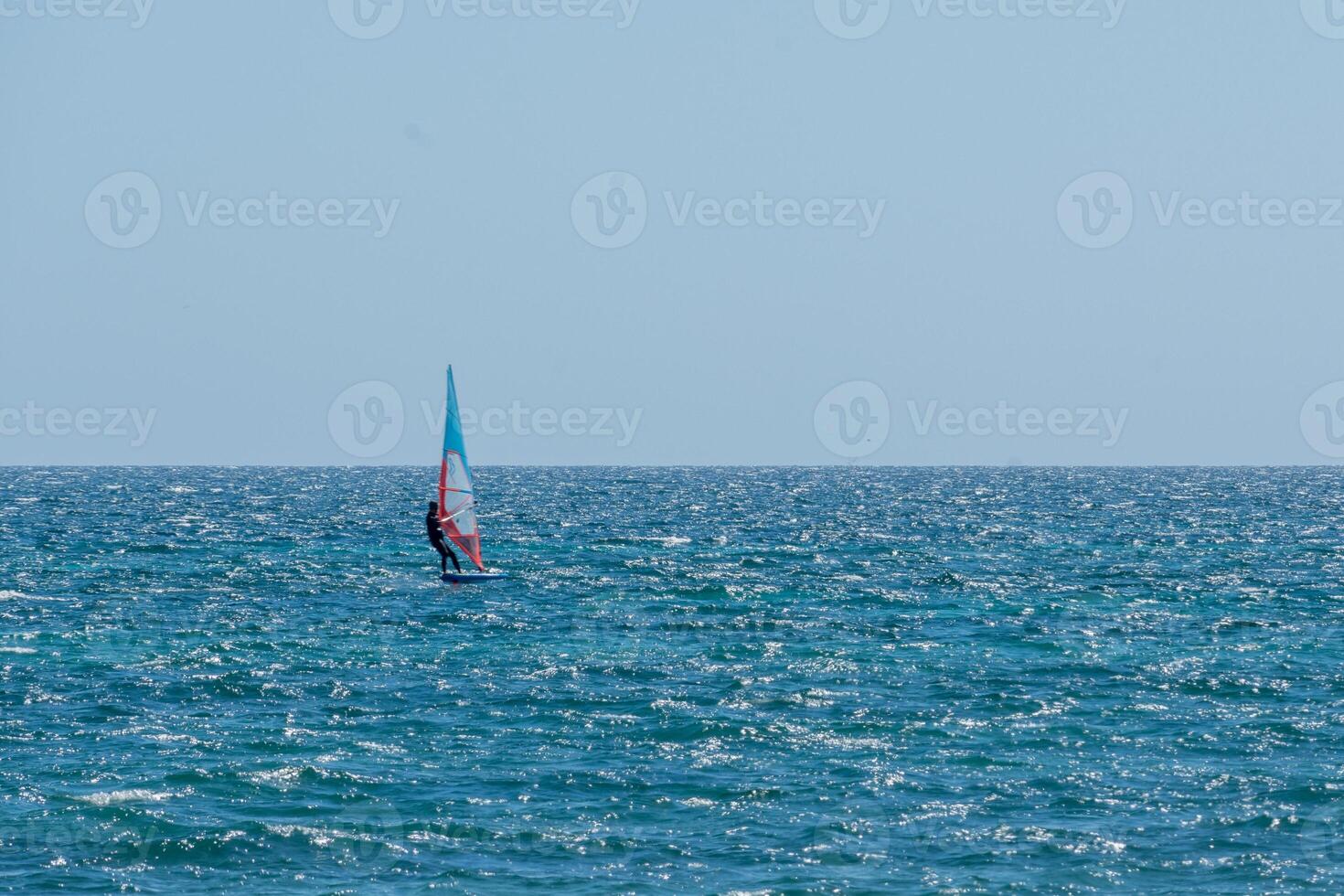 Windsurfen auf das Blau foto