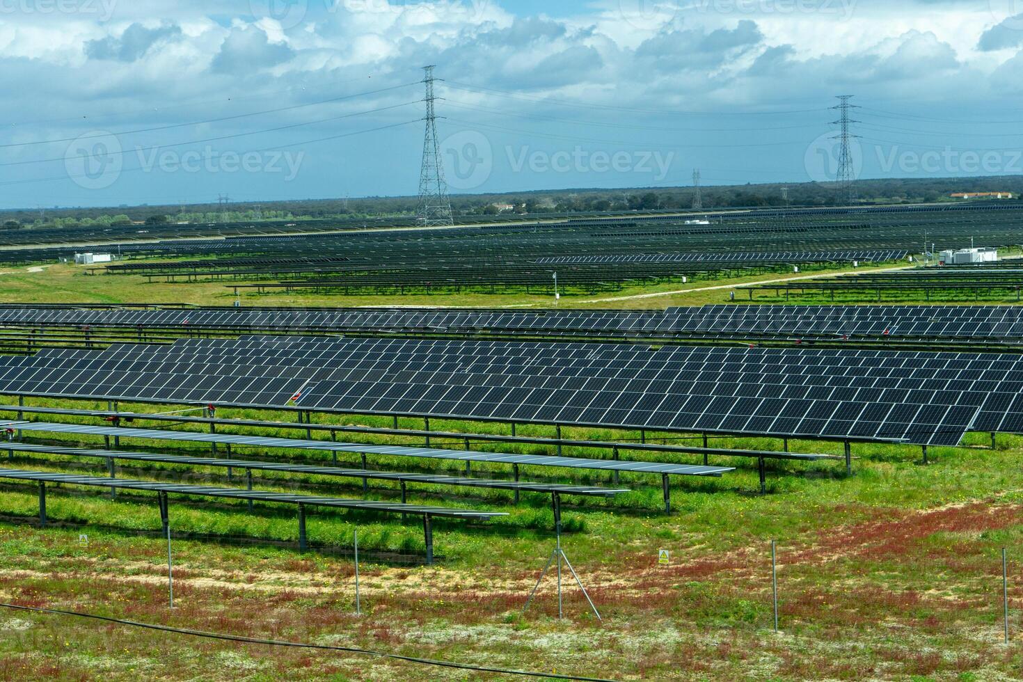 Solar- Paneele glänzen unter das Sonne auf ein ländlich Anwesen, Einspannen sauber Energie inmitten heiter Landschaft. foto