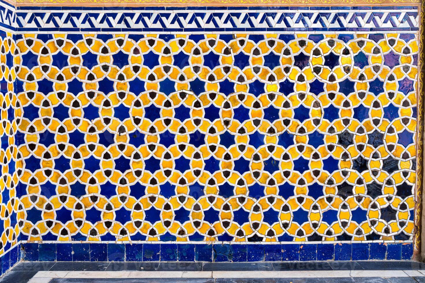 geometrisch traditionell islamisch Ornament. Fragment von ein Keramik Mosaik. foto