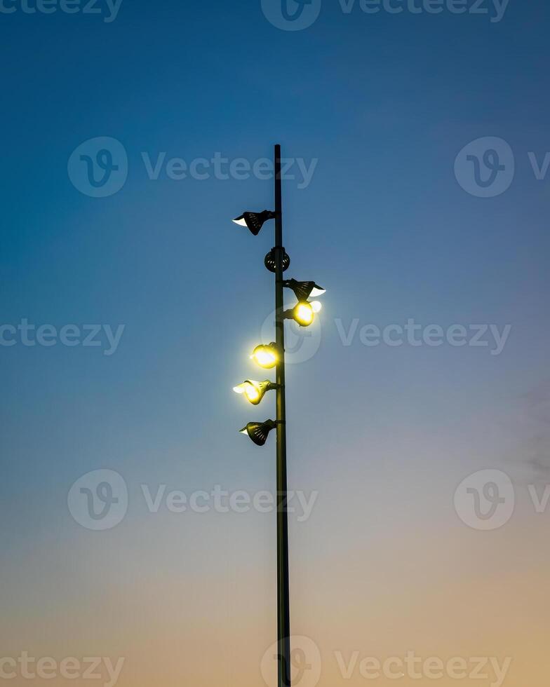 Beleuchtung modern LED Laterne gegen das Dämmerung Himmel. foto