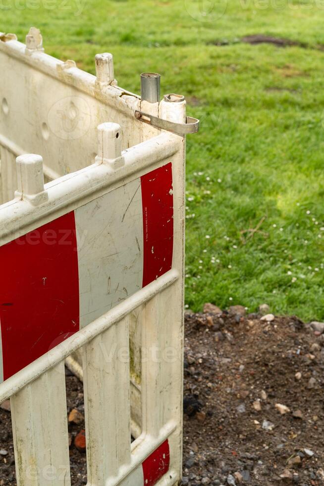 Konstruktion Grundstück, Weiß rot Barriere entlang das Straße foto