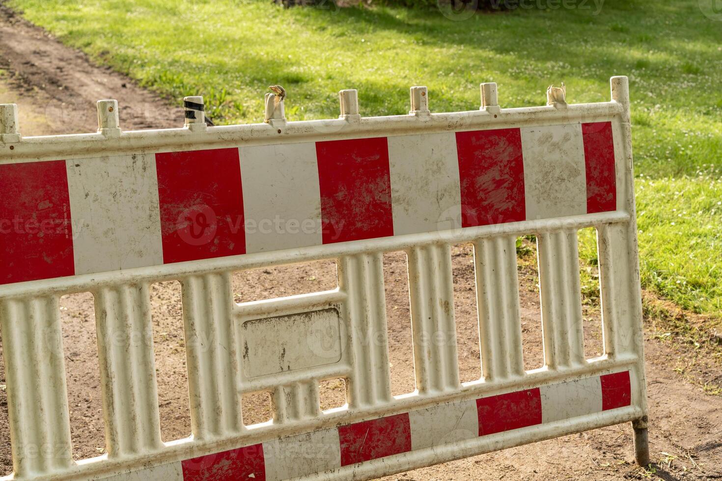 Konstruktion Grundstück, Weiß rot Barriere entlang das Straße foto