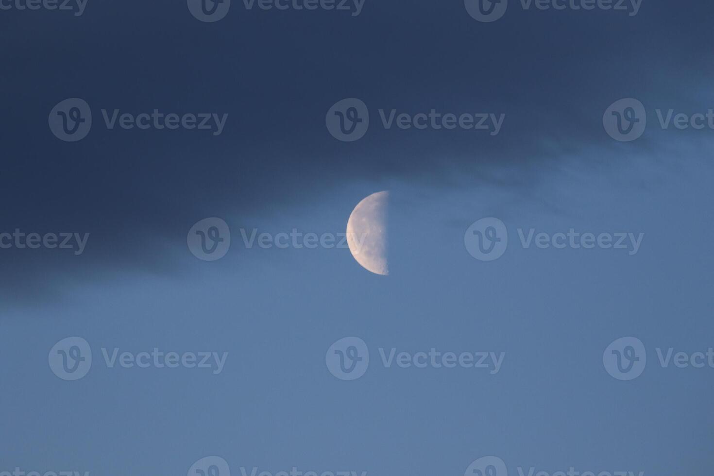 das bunt Blau Sanft Himmel über das Wolken mit Hälfte Mond foto