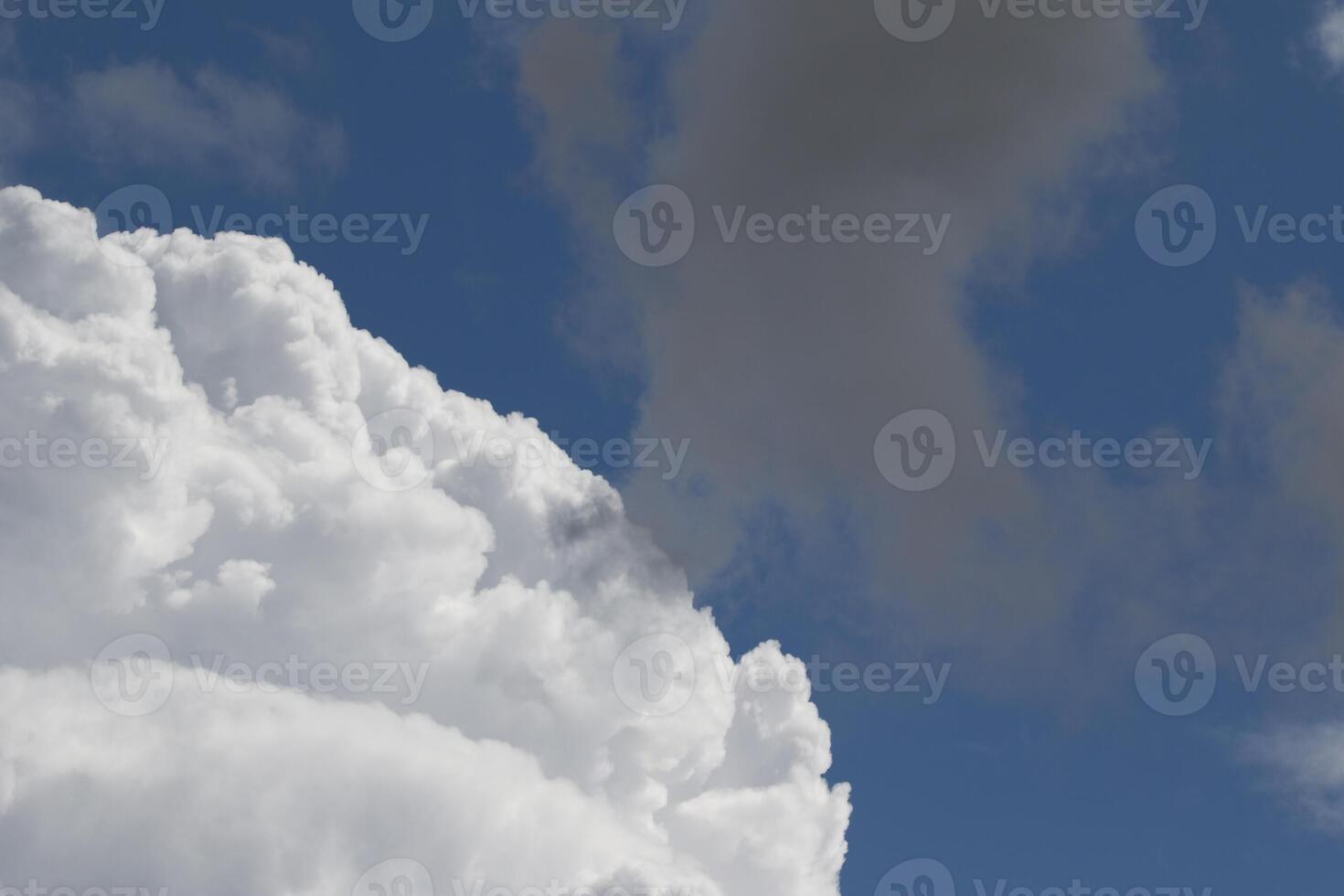 Wolkenlandschaft Landschaft, bedeckt Wetter über dunkel Blau Himmel. Sturm Wolken schwebend im ein regnerisch Stumpf Tag mit natürlich Licht. Weiß und grau szenisch Umgebung Hintergrund. Natur Sicht. foto