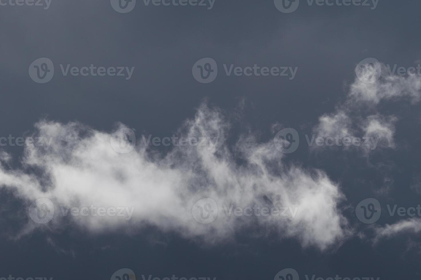 Wolkenlandschaft Landschaft, bedeckt Wetter über dunkel Blau Himmel. Sturm Wolken schwebend im ein regnerisch Stumpf Tag mit natürlich Licht. Weiß und grau szenisch Umgebung Hintergrund. Natur Sicht. foto