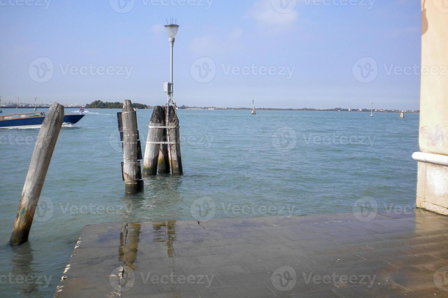 Venedig großartig Kanal, mit es ist ikonisch Wicklung Wasserweg flankiert durch historisch Gebäude und geschäftig Aktivität, verkörpert das Charme und locken von das zauberhaft Stadt von Venedig foto