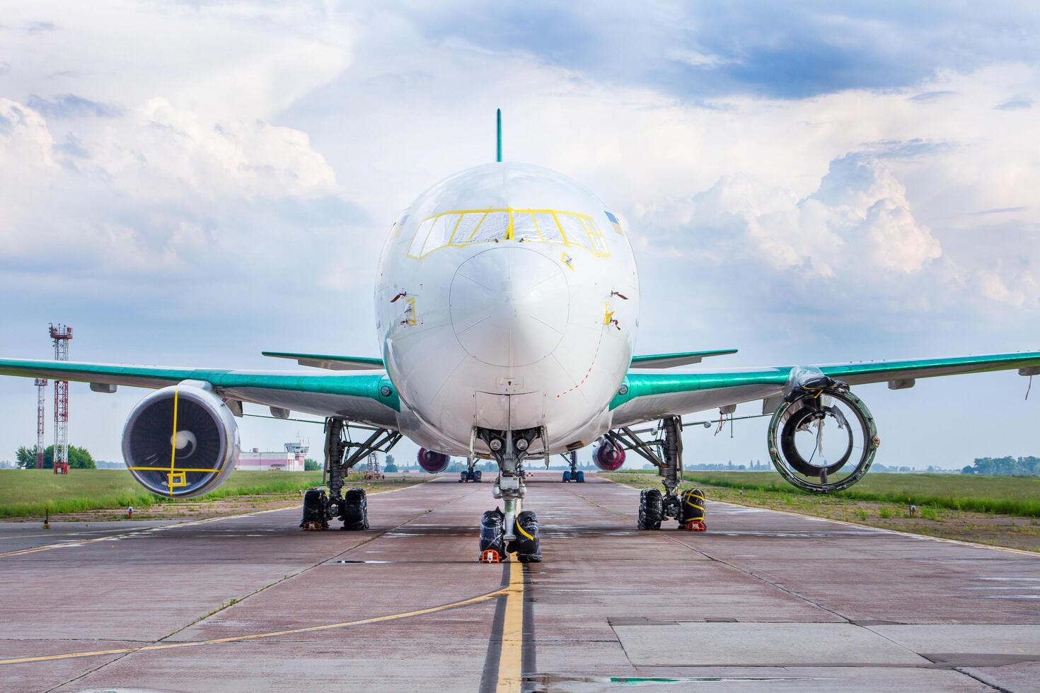 Dosen- Flugzeug im Lagerung. Lager von ein Flugzeug zum Instandsetzung. Parkplatz auf das Flughafen Runway. Plattform. foto