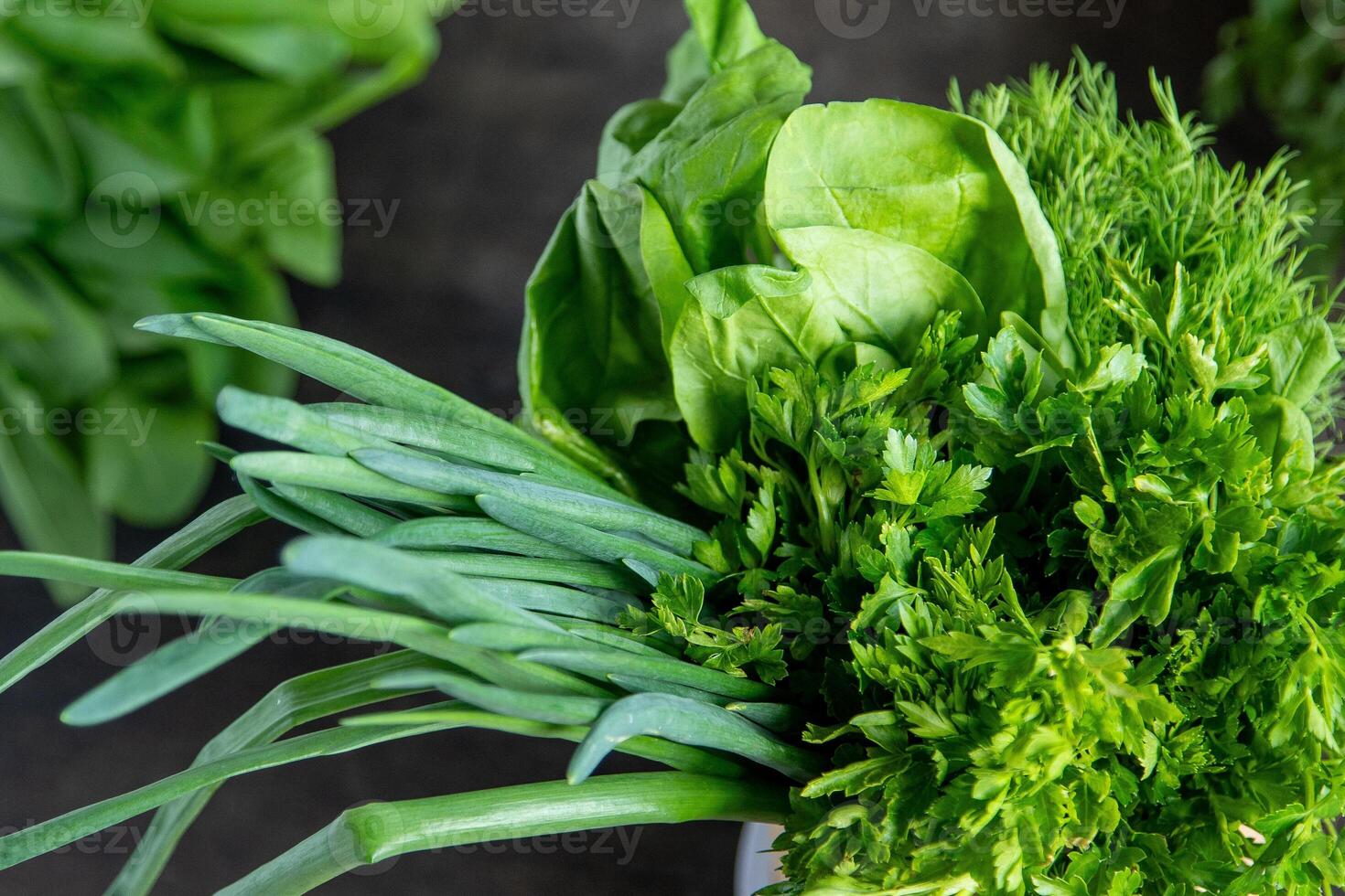 Grün Zwiebeln, Spinat, Petersilie und Dill. Vitamin Lebensmittel. bereiten Grüns zum Salat. foto