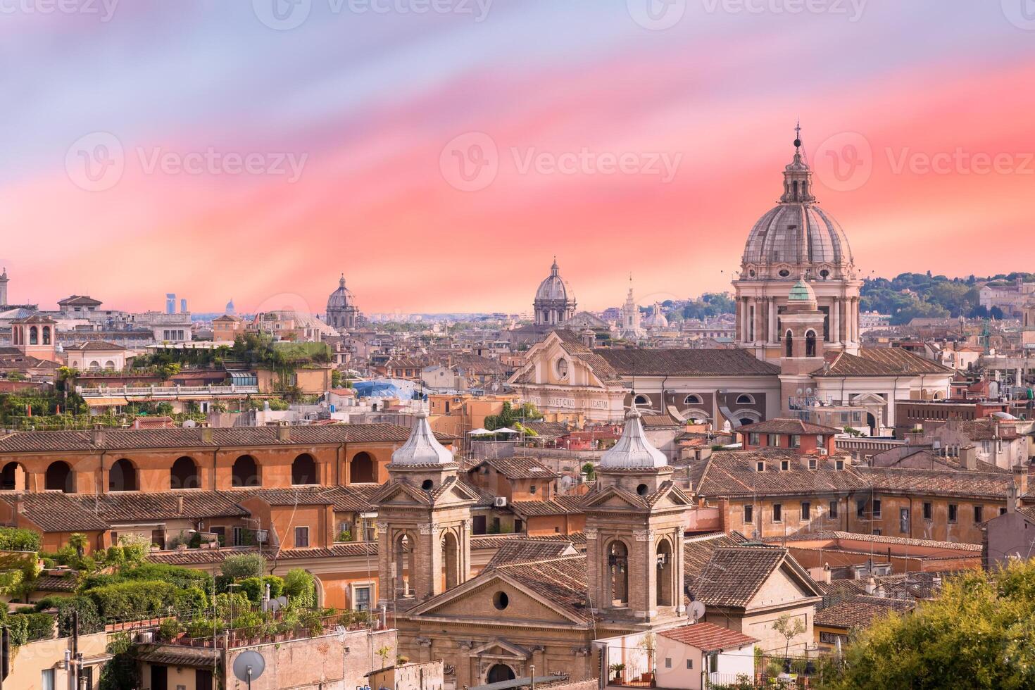 Rom, Italien. städtisch Landschaft, Blau Himmel mit Wolken, Kirche Außen die Architektur foto