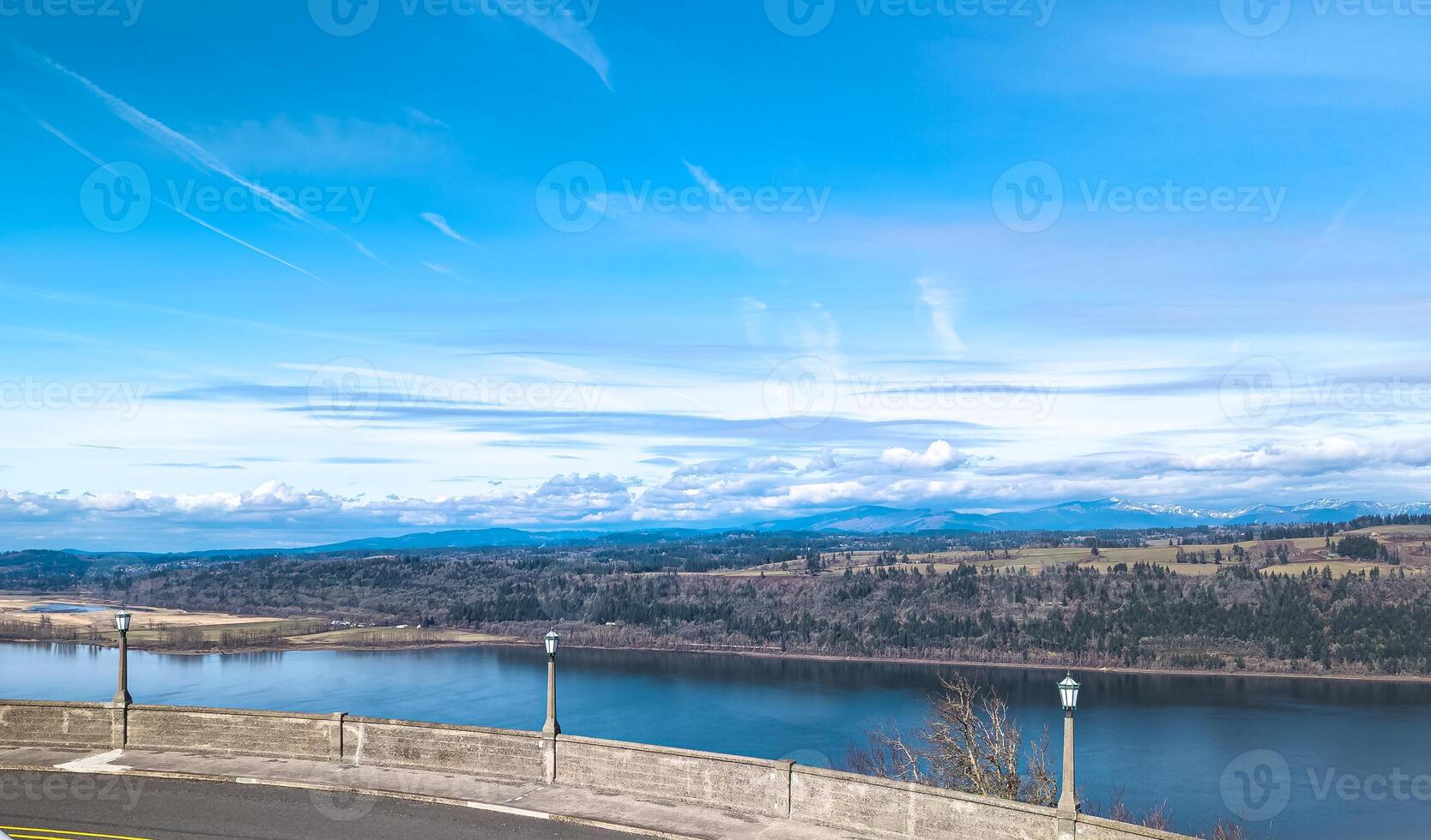 Aussicht von das Columbia Fluss von das Straße zu multinomah Stürze im Oregon, USA foto