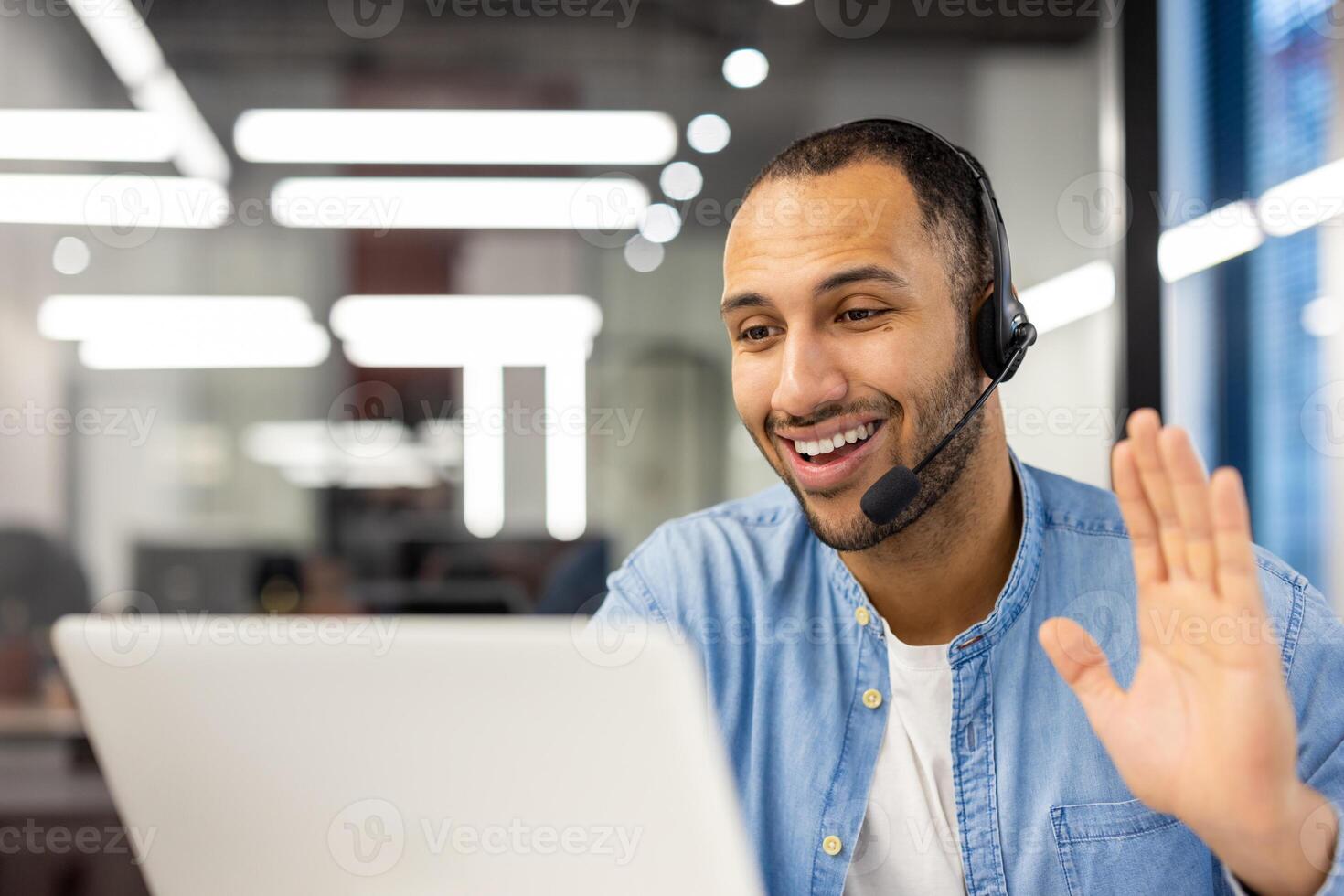 ein heiter Kunde Bedienung Vertreter mit ein Headset Gruß Kunden im ein modern Büro Einstellung, präsentieren ein freundlich korporativ Umfeld. foto