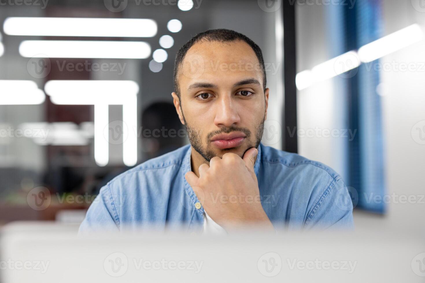 konzentriert Fachmann Mann beschäftigt, verlobt im Arbeit beim ein zeitgenössisch Büro Rahmen mit modern Beleuchtung und sauber Design. foto