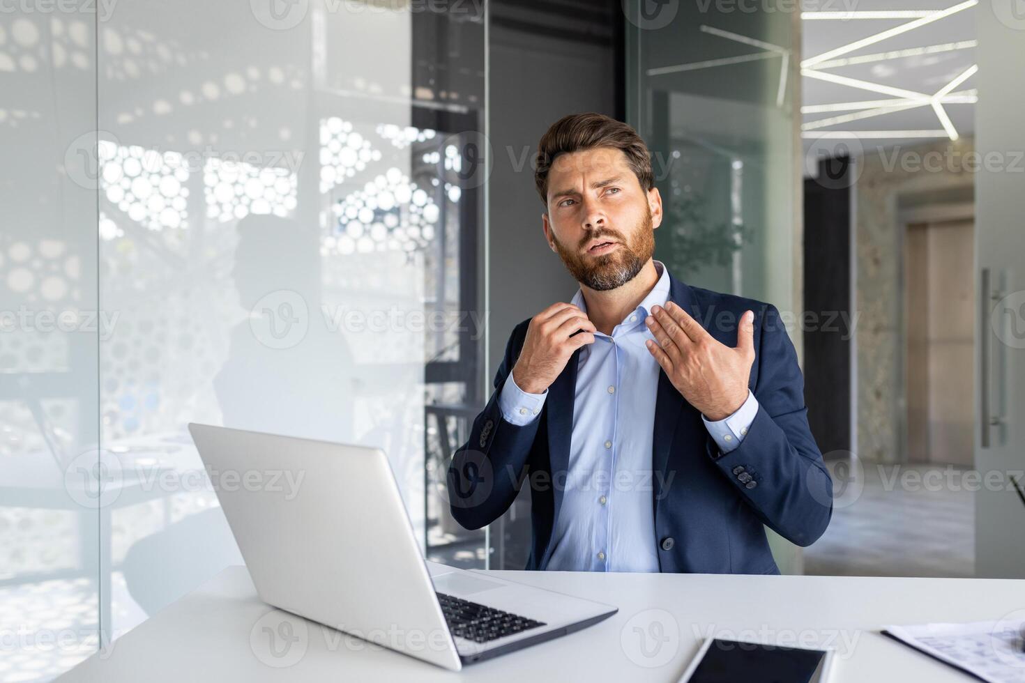 zuversichtlich Geschäftsmann im Büro einstellen binden, Laptop auf Schreibtisch. Konzept von Führung, Professionalität, und korporativ Lebensstil. foto