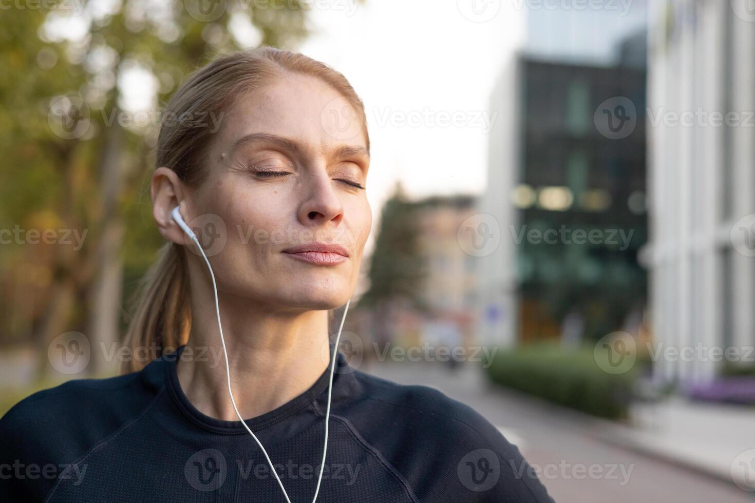 ein fitnessbewusst weiblich beschäftigt, verlobt im ein Joggen Session auf ein Stadt Weg, umgeben durch städtisch die Architektur und das warm glühen von Sonnenuntergang. das Szene Highlights ein Lebensstil von Gesundheit, Vitalität, und städtisch Leben. foto