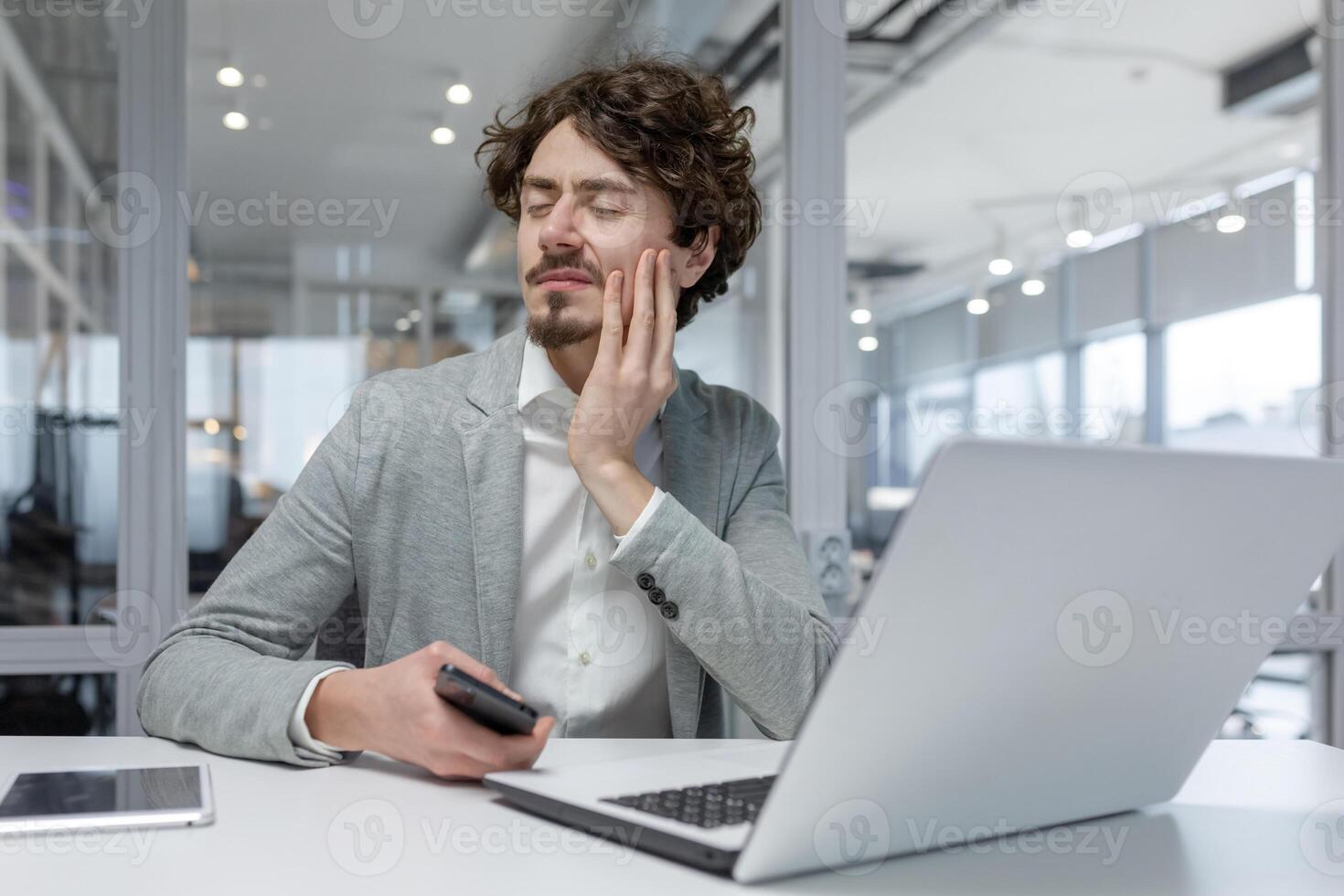 lockiges Haar erfahren Geschäftsmann fühlt sich Beschwerden im das Büro. ein korporativ Arbeiter beurteilt Schmerzen während Arbeiten. foto