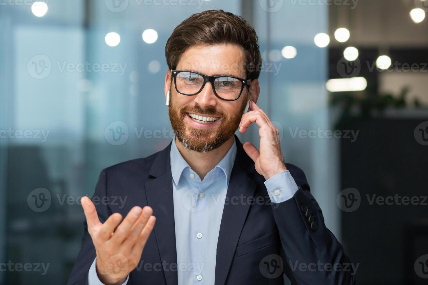 Webcam Sicht, reifen Geschäftsmann Büro reden mit Kollegen entfernt online, Mann suchen beim Kamera und lächelnd, erfolgreich Investor beim Arbeit im Geschäft Anzug, Exekutive im Brille und Bart. foto